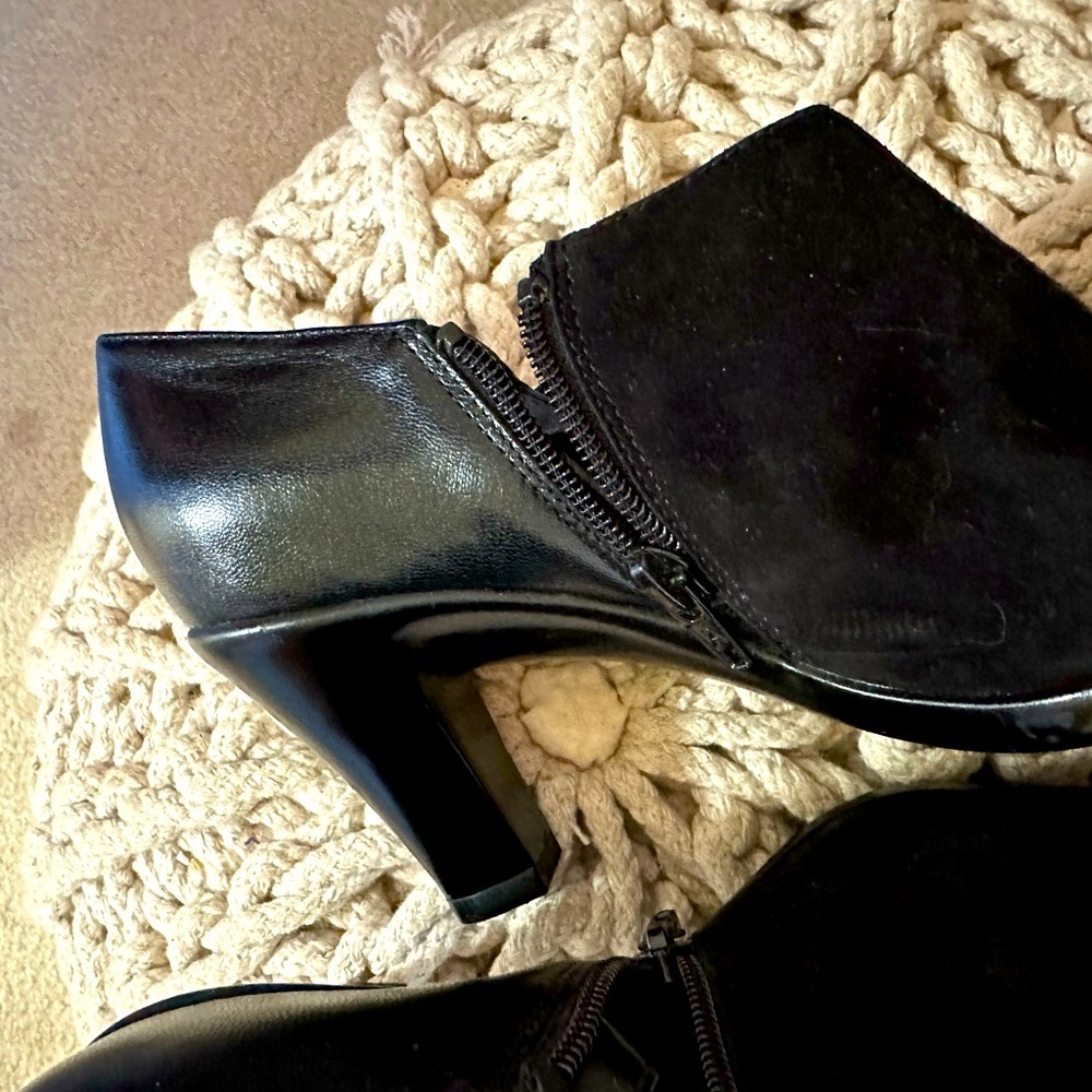 Aerosoles size 8 open toe zip side never worn. Black. $35